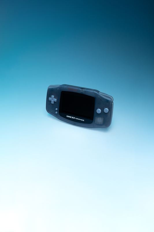 Console portatile trasparente su fondo azzurro sfumato